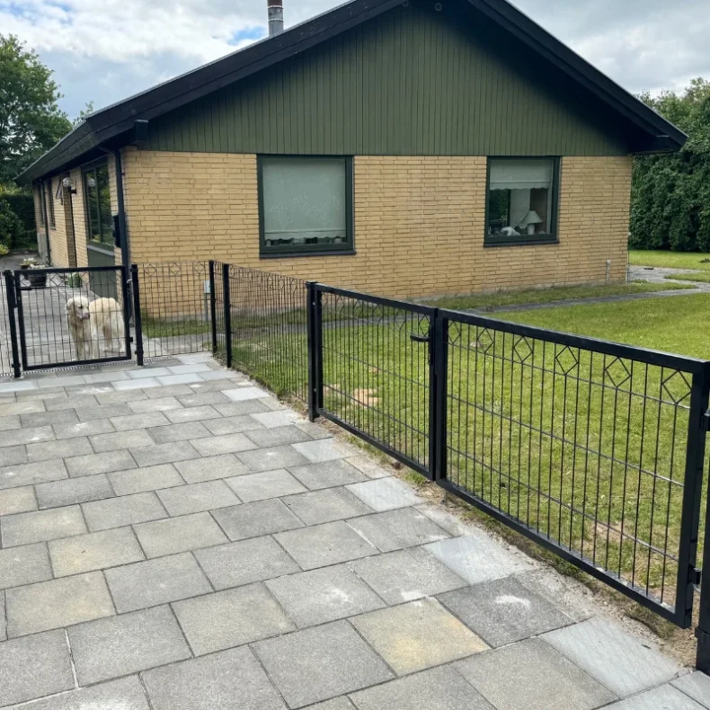 Dobbeltlge til panelhegn i sort med &loz; dekoration 300x95cm -  model Tisvilde