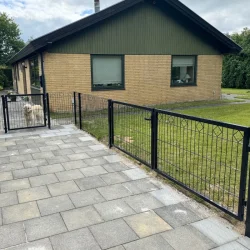 Tisvilde panelhegn 200x95 cm  sort dekorhegn med elegant design