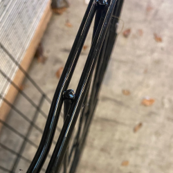 B�jet/skadet Tisvilde panelhegn 200x95 cm � sort dekorhegn med elegant design Lagersalg