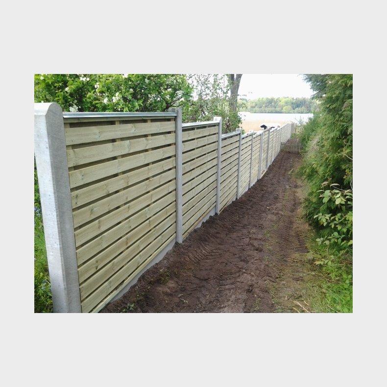 Vandret brddehegn med betonbundplade og betonstolper - Guldklasse