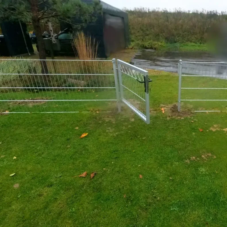 Viby 2D Panelhegn med metalstolper - Slvklasse