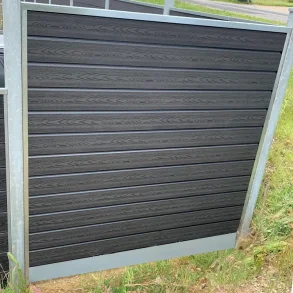 Alaska komposithegn med stlbundplade og galvaniserede stlstolper - Slvklasse