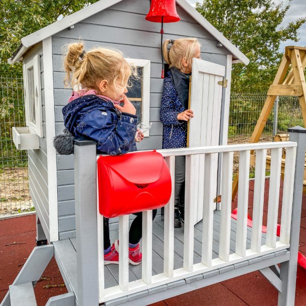 Alfred legehus p stolper  tryg leg for de mindste