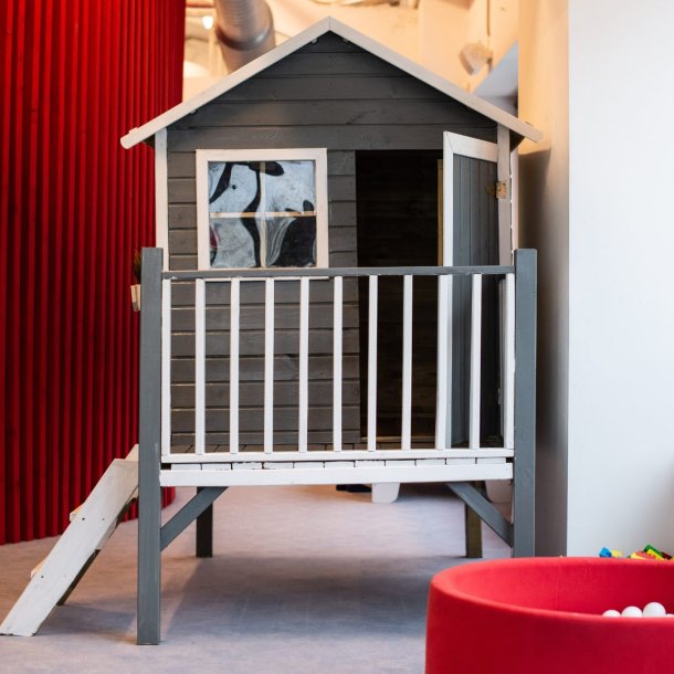 Alfred legehus p stolper  tryg leg for de mindste