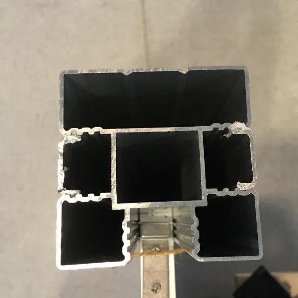 Aluminium stolpe 70x70mm i lngde 270cm (4i1 stolpe)