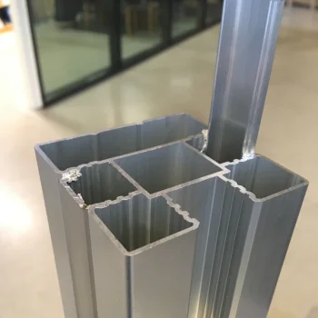 Aluminium stolpe 70x70mm i lngde 210cm (4i1 stolpe)