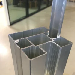 Aluminium stolpe 70x70mm i lngde 270cm (4i1 stolpe)