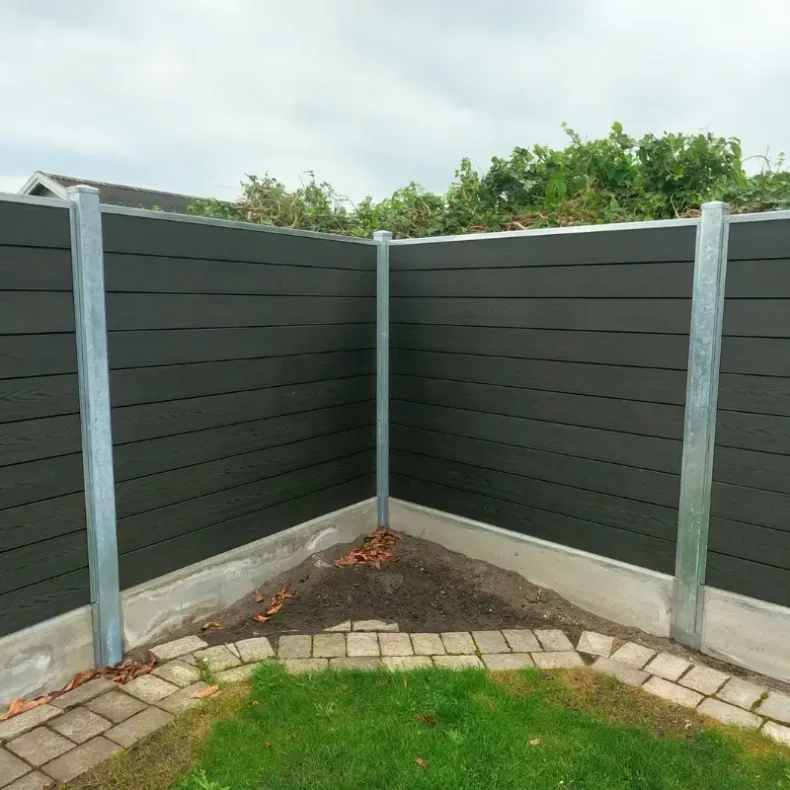 Nice komposithegn med betonbundplade og stlstolper - Guldklasse