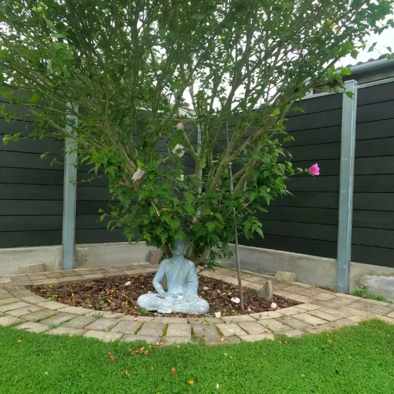 Nice komposithegn med betonbundplade og stlstolper - Guldklasse