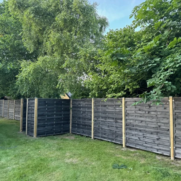 Kraftig lukket lamelhegn model Bramming i gr 180x180cm (BxH)