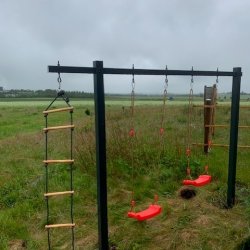 Gyngestativ i stål inkl. 2 røde gyngesæder og klatrestige i pulverlakeret grå (OUTLET)