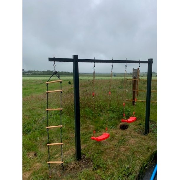 Gyngestativ i stl med to gynger og klatrestige  holdbart, moderne og pladsbesparende