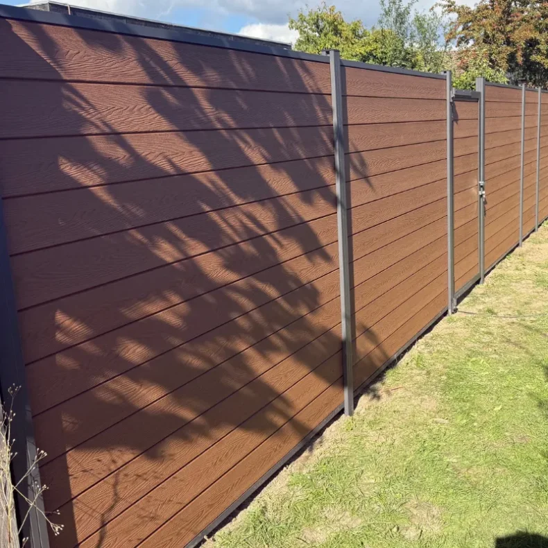 Nice komposithegn med alu stolper i antracit - Guldklasse