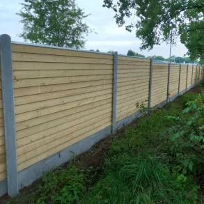 Bullklink med betonstolper og betonbundplade - Platinklasse