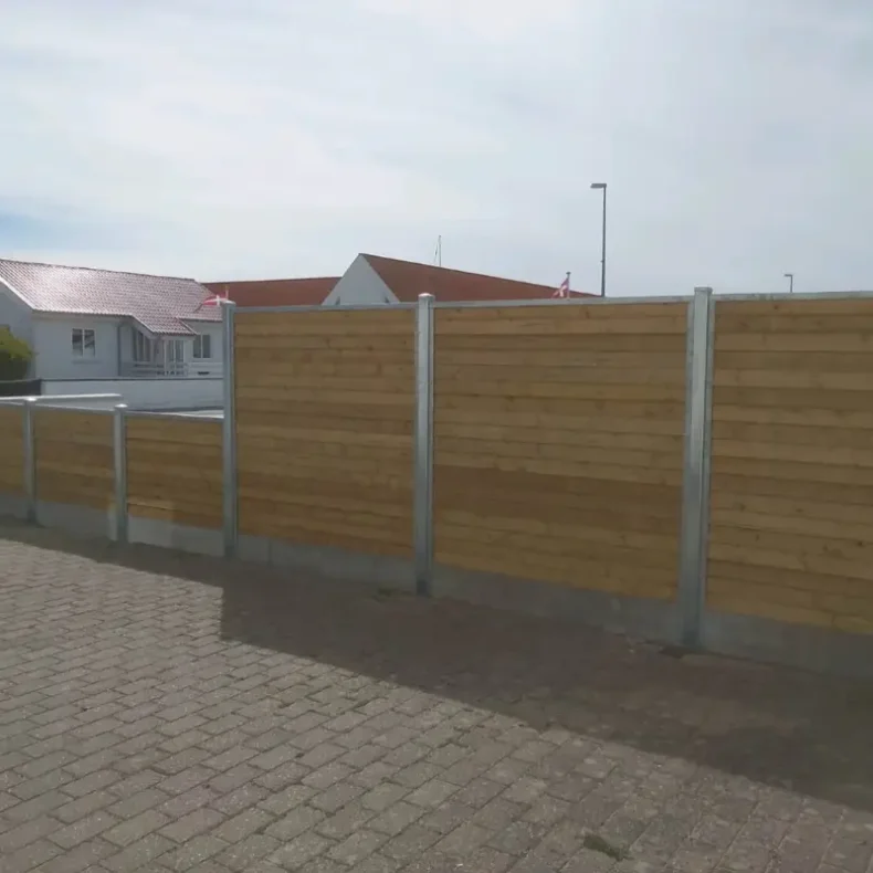 Bullklink med stlstolper og betonbundplade - Platinklasse