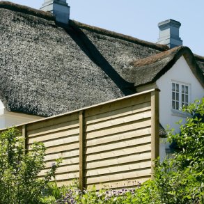 FT systemhegn i dobbeltklink profil med systemstolper i tr� - S�lvklasse