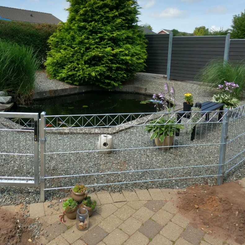 Panelhegn med "X" dekoration inkl. metalstolper - Slvklasse