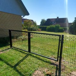 Dobbeltlåge X i sort 300x100cm inkl. Stolper model Gilleleje