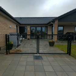 Dobbeltlåge X i sort 300x100cm inkl. Stolper model Gilleleje