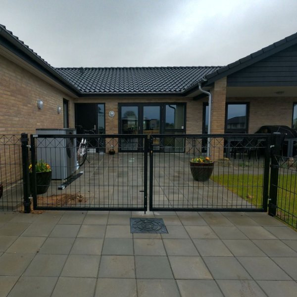 Dobbeltlåge X i sort 300x100cm inkl. Stolper model Gilleleje