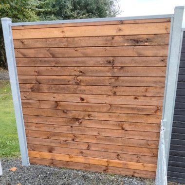 Hjemsted Plank systemhegn med galvaniserede stålstolper (hegnsmodel)