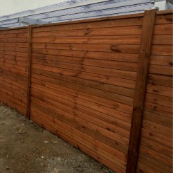 Bronzeklasse: Hjemsted plank systemhegn inkl. systemstolper i tr og tilbehr