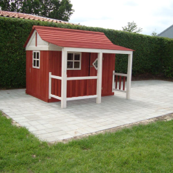 Ida legehus i rd og hvid &#150; klassisk charme og leg p den hyggelige mde 3,6m2 inkl. veranda