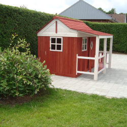 Ida legehus i rd og hvid &#150; klassisk charme og leg p den hyggelige mde 3,6m2 inkl. veranda