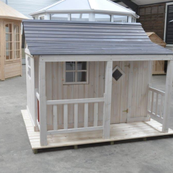 Legehus Ida  klassisk trlegehus i nordisk design gr og hvid