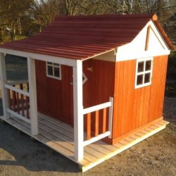 Ida legehus i rd og hvid &#150; klassisk charme og leg p den hyggelige mde 3,6m2 inkl. veranda