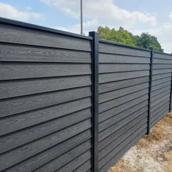 Slvklasse: Stockholm dobbeltklink komposithegn med pulverlakeret galv. stlstolper og tilbehr