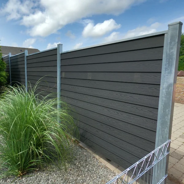 Korfu dobbeltklink komposithegn med galvaniserede stlstolper - Platinklasse