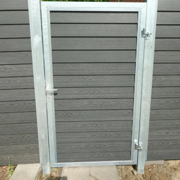 Korfu enkeltlge i komposit inkl. stolper 97cm i bredden x den valgte hjde