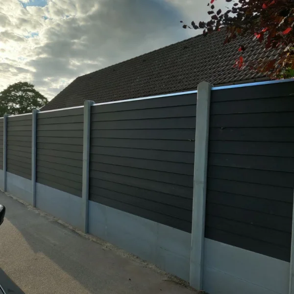 Korfu dobbeltklink komposithegn med betonstolper og bundplade - Platinklasse