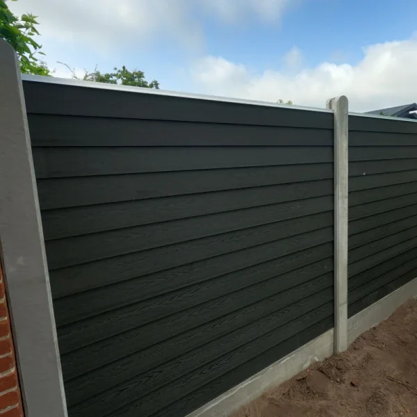 Korfu dobbeltklink komposithegn med betonstolper og bundplade - Platinklasse