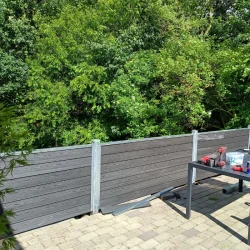 Korfu dobbeltklink komposithegn med galvaniserede stlstolper - Platinklasse