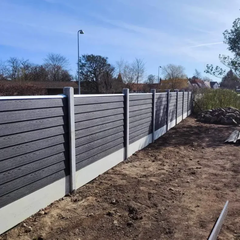 Korfu komposithegn i dobbeltklink med betonstolper og betonbundplade - Platinklasse