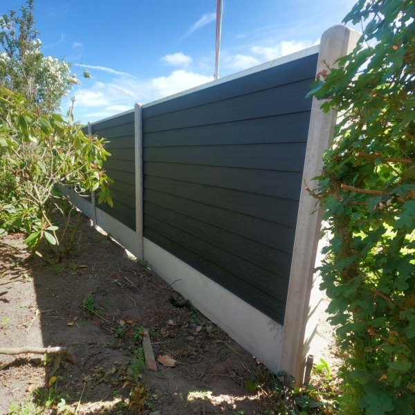 Korfu dobbeltklink komposithegn med betonstolper og bundplade - Platinklasse