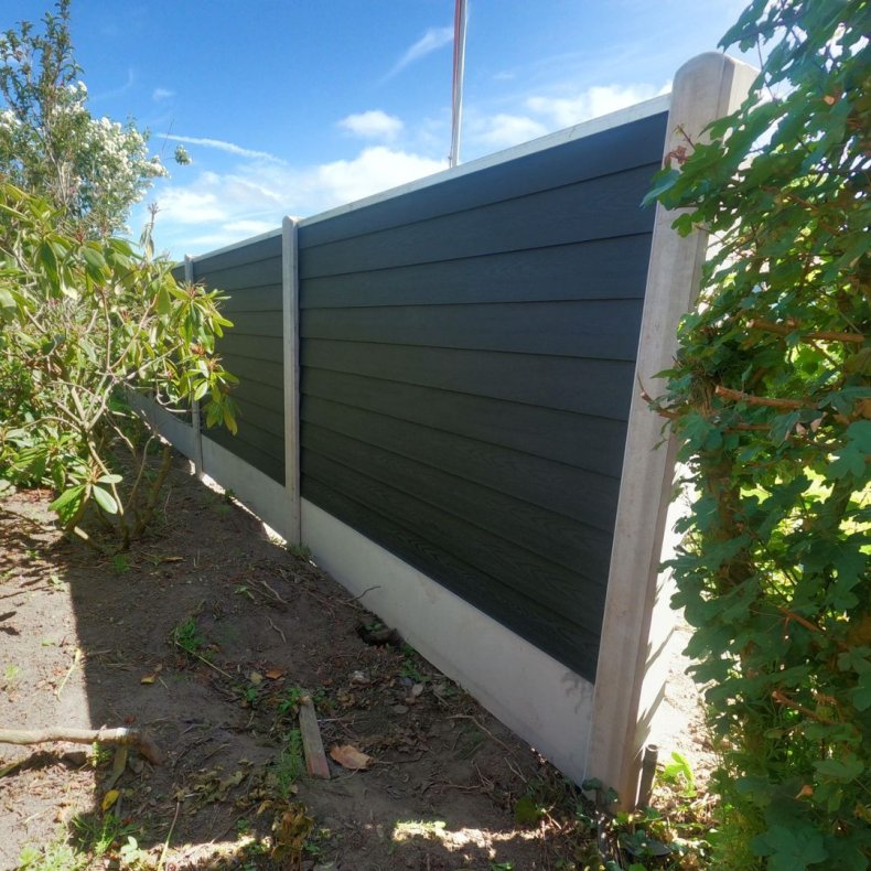 Korfu komposithegn i dobbeltklink med betonstolper og betonbundplade - Platinklasse