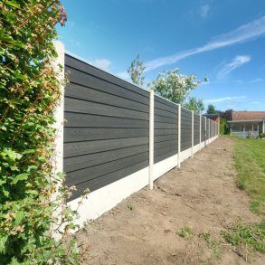 Korfu komposithegn i dobbeltklink med betonstolper og betonbundplade - Platinklasse