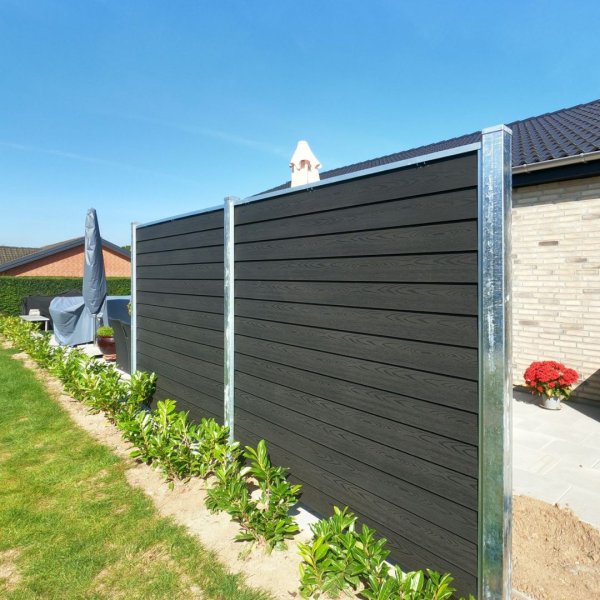 Korfu dobbeltklink komposithegn med galvaniserede stlstolper - Platinklasse