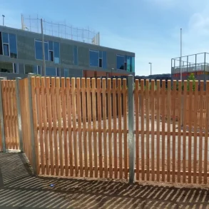 Guldklasse: Latten lodret listehegn i lrk inkl. galvaniserede stlstolper og tilbehr