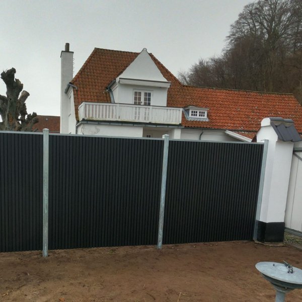 Platinklasse: Lefkas LODRET komposithegn m. bekldning p 2 sider inkl. galv. stolper og tilbehr