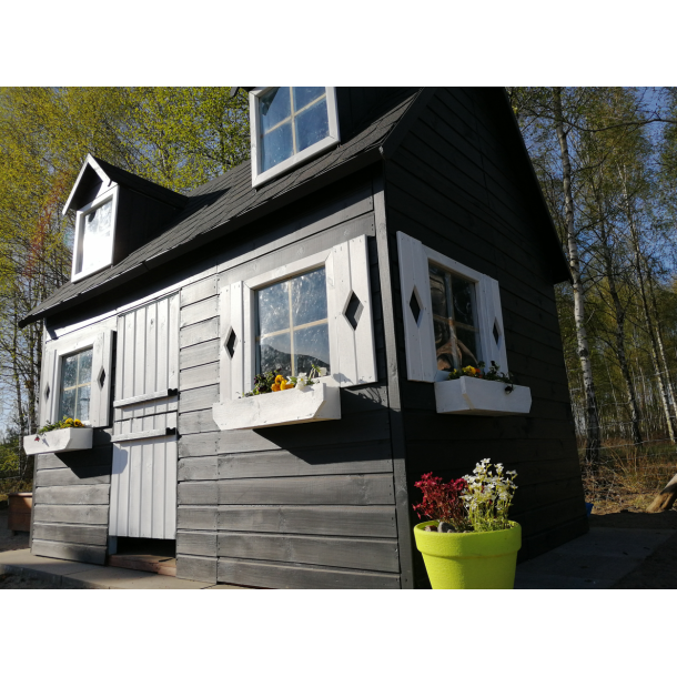 Legehus Karl med hems, skorsten og karnapper  et klassisk legehus i tr p 3,83m2 + 1,6m2 hems