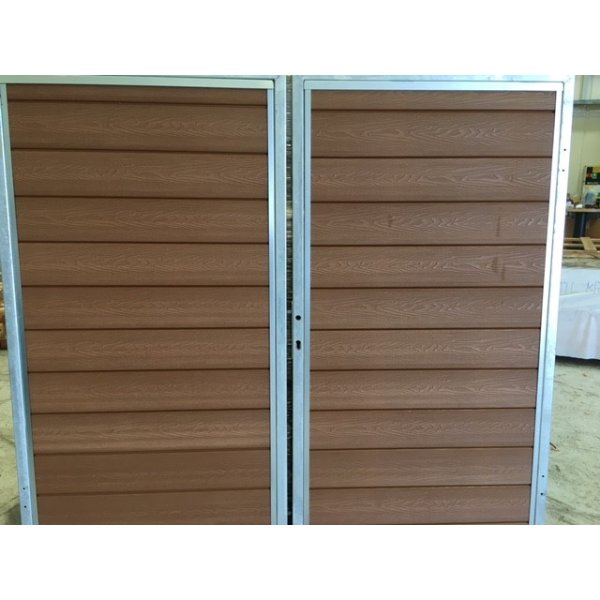 Nice dobbeltlge i brun inkl. stolper 197x180cm (BxH)