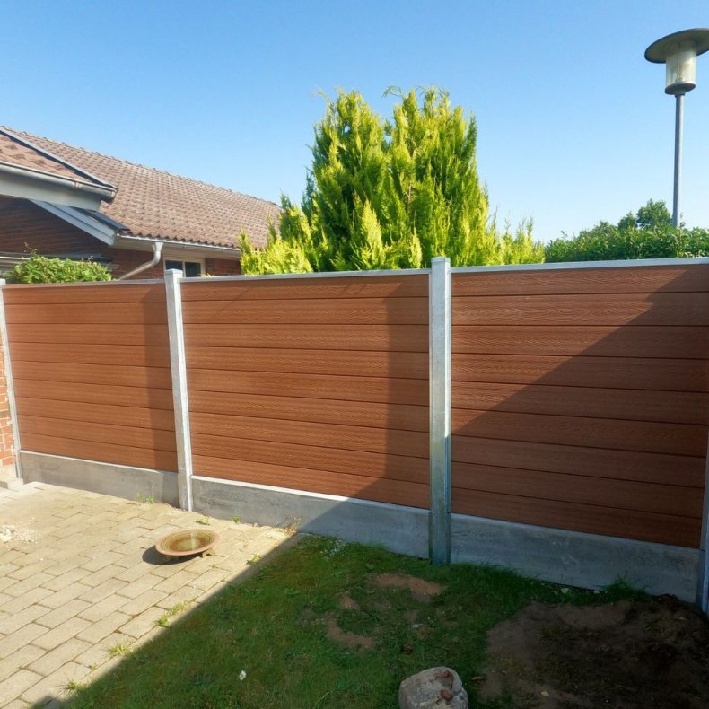 Nice komposithegn med betonbundplade og stlstolper - Guldklasse