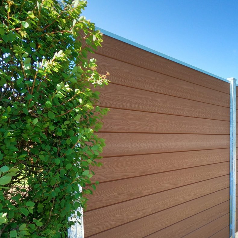 Nice komposithegn med galvaniserede stlstolper - Guldklasse