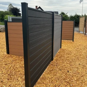 Guldklasse: Milano komposithegn med pulverlakeret galv. st�lstolper og tilbeh�r