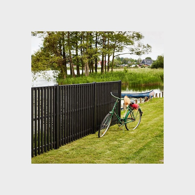 Nagano hegn i grundmalet sort 180x180cm (BxH)