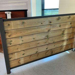 Systemhegn med alustolper i antracit - Slvklasse